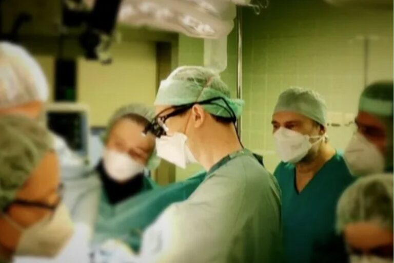 Bild von Dr. Max Schneider während einer OP