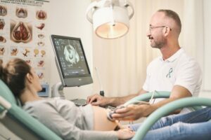 OA Dr. med. Franz Roithmeier – „Besonders genial finde ich, dass ich bei der Online-Anmeldung bereits vorab alle relevanten Informationen zur Person erhalte und zusätzlich meine Datenschutzverordnung bereits bei der Onlinebuchung unterfertigt wird. Wenn die Patientinnen dann vor Ort sind, nutze ich die digitale Patientenaufnahme – entweder über unser Ordinationshandy oder die Patientinnen scannen selbst einen QR-Code und können ihre Daten bequem direkt eingeben.“