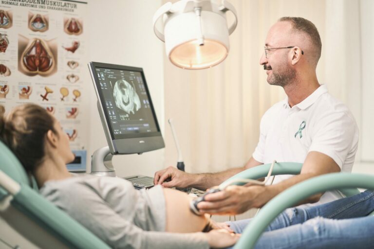 OA Dr. med. Franz Roithmeier – „Besonders genial finde ich, dass ich bei der Online-Anmeldung bereits vorab alle relevanten Informationen zur Person erhalte und zusätzlich meine Datenschutzverordnung bereits bei der Onlinebuchung unterfertigt wird. Wenn die Patientinnen dann vor Ort sind, nutze ich die digitale Patientenaufnahme – entweder über unser Ordinationshandy oder die Patientinnen scannen selbst einen QR-Code und können ihre Daten bequem direkt eingeben.“
