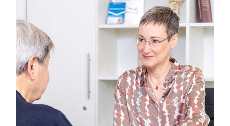 Dr. Pia Veronika Vécsei-Marlovits: „Ein sehr gutes Online-Terminvergabesystem. Einfache elektronische Kommunikation mit Patient:innen direkt in LATIDO. Direkte Bezahlung über das System. Eine Software, bei der ich alles nachvollziehen kann.“
